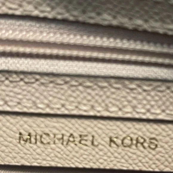 Michael Kors Tote Bag with Structured Design and Smooth Leather - Picture 8 of 14